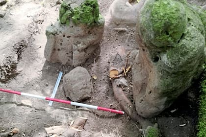 Esculturas de piedra con forma humana datadas entre 500 y 300 a. C., interpretadas como figuras ancestrales