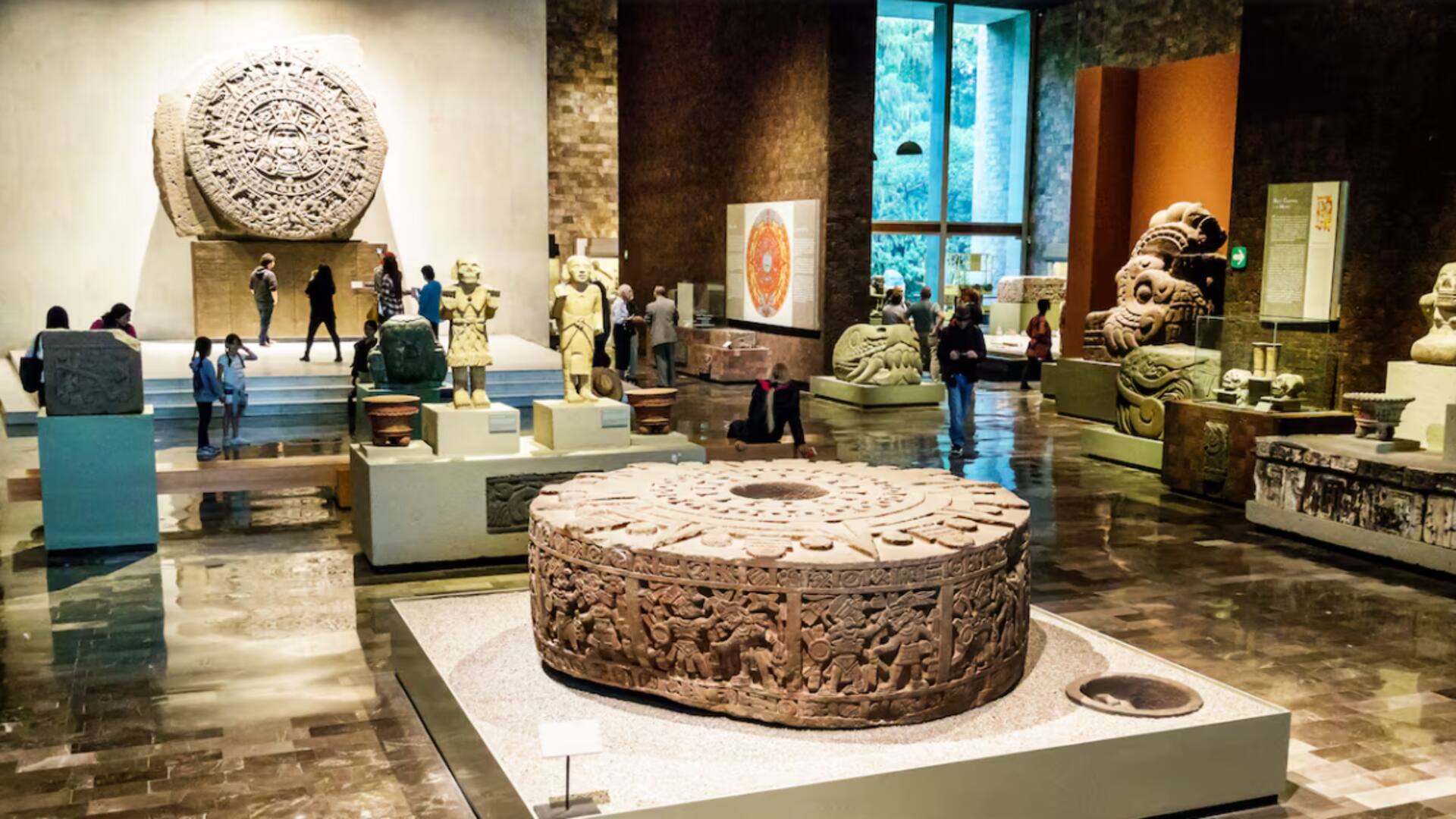 Esculturas de piedra de Moctezuma dentro del Museo Nacional de Antropología