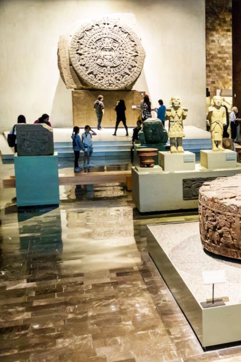 Esculturas de piedra de Moctezuma dentro del Museo Nacional de Antropología