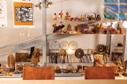 Esculturas, tallas de madera, muñecos, piezas de cerámica, estribos de cuero y plata conforman un ecléctico museo de objetos, muchos de ellos recuerdos de sus viajes por el mundo.