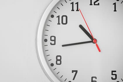 Ese día los relojes se atrasan una hora y comienza el horario estándar