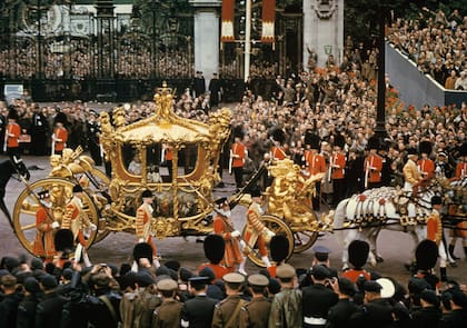 Ese histórico 2 de junio de 1953, la Reina recorre las calles de la capital en la Carroza de Oro de la familia real, construida en 1762.