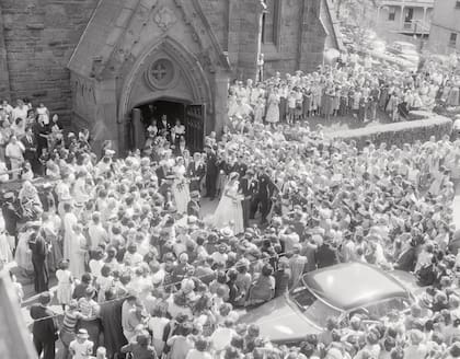 Ese mediodía, cientos de personas se dieron cita frente a la iglesia de Santa María en Newport, Rhode Island, para ver de cerca a los célebres novios. Ochocientos invitados habían participado de la ceremonia religiosa celebrada por el arzobispo de Boston y bendecida especialmente por el papa Pío XII.