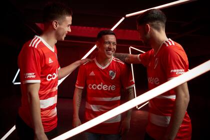 Esequiel Barco, Agustín Palavecino y Santiago Simón con la nueva camiseta alternativa de River