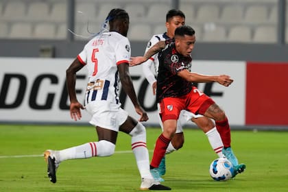Esequiel Barco, en su regreso a la titularidad, maniobra entre dos rivales