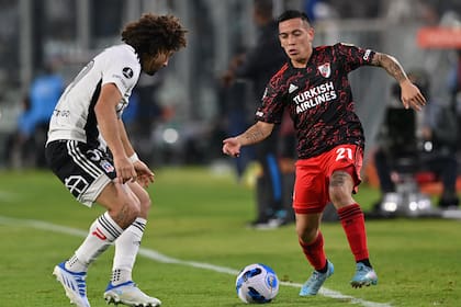 Esequiel Barco encara ante la marca de Maximiliano Falcón; el mediapunta anotó un gol estupendo en la victoria de River