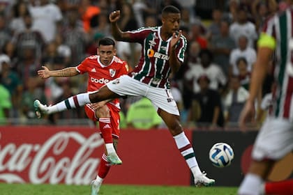 Esequiel Barco lucha por la pelota con Keno durante el partido por Copa Libertadores que disputaron Fluminense y River
