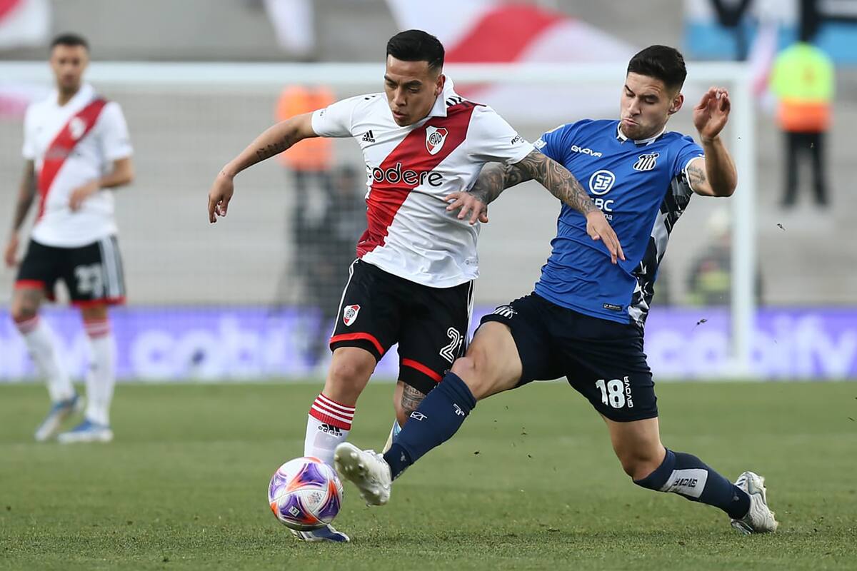Esequiel Barco y Rodrigo Villagra disputan la pelota en el último partido entre River y Talleres; ambos serán titulares