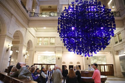 El hall del Centro Cultural Kirchner, con la Esfera Azul de Le Parc