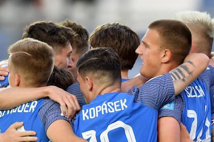 Eslovaquia cumplió con su parte en el Grupo B y tras una goleada, lidera junto a Estados Unidos, aunque celebró más
