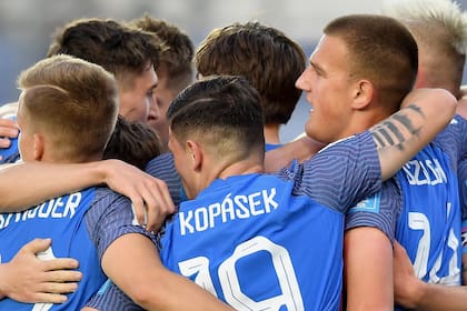 Eslovaquia cumplió con su parte en el Grupo B y tras una goleada, lidera junto a Estados Unidos, aunque celebró más