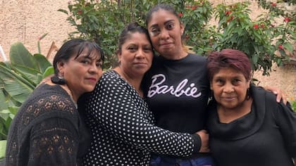 Esmeralda Millán con su tía, mama y abuela (izquierda a derecha)