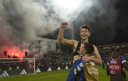 Esmir Bajraktarevic es alzado en la celebración luego del acceso al Mundial; el jugador de 21 años va dejando de ser promesa para ser un elemento de consideración en el seleccionado.