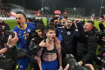 Esmir Bajraktarevic hizo el gol que sentenció la clasificación de Bosnia al Mundial (Photo by Samir Jordamovic/Anadolu via Getty Images)