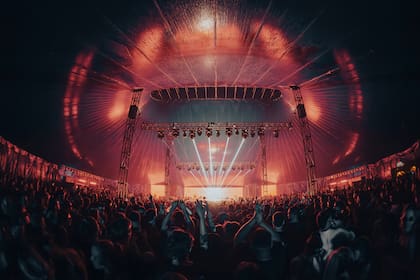 "Eso es lo lindo de la música electrónica; yo venía de tocar en millones de shows con bandas, pero la primera vez que toqué algo parecido a música electrónica me di cuenta de que la gente respondía de otra manera, mucho más corporal y bailaba", sostiene Hansen