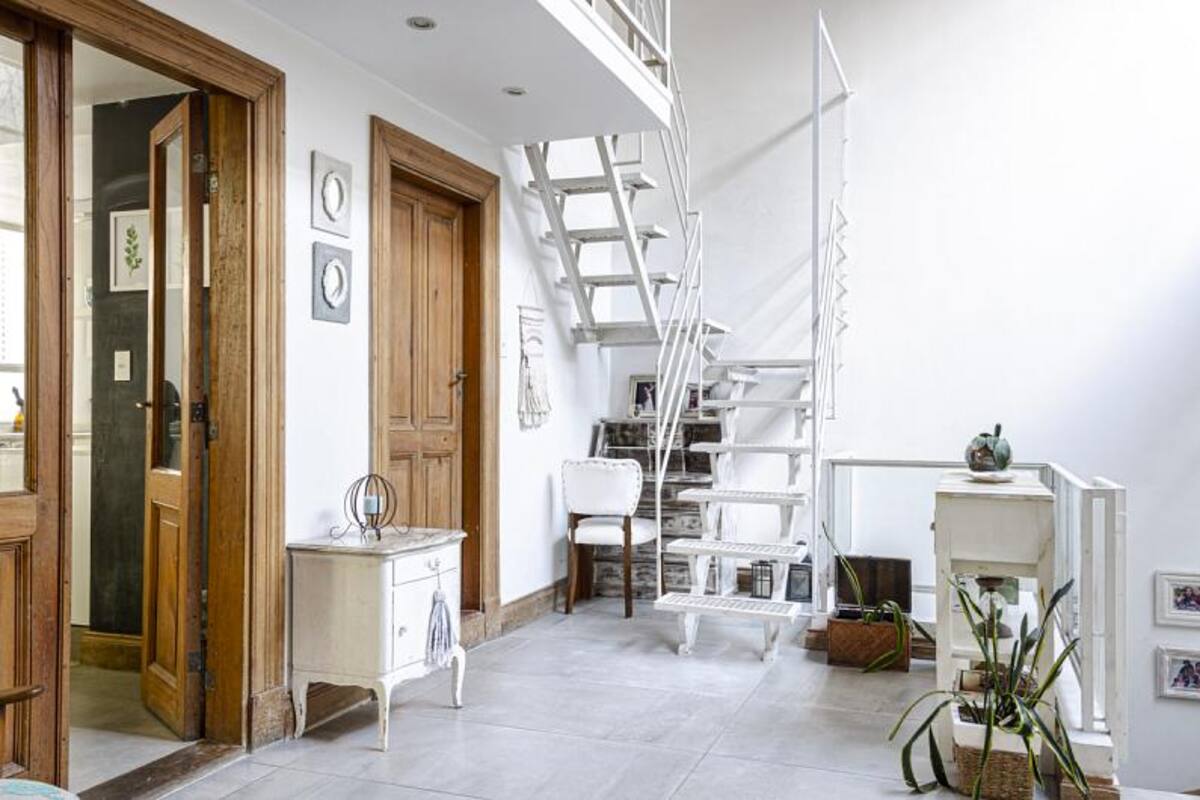 Espacio al aire libre, ambientes amplios, sin expensas y con gastos bajos, los PHs son la elección ideal para jóvenes y parejas, como este PH en Montevideo al 100 en Recoleta que se vende por US$500.000