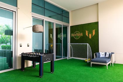 Espacio de juegos con césped sintético