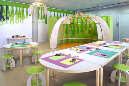 Espacio de talleres para niños en el Museo de Arte Contemporáneo de Nîmes diseñado por Crasset.