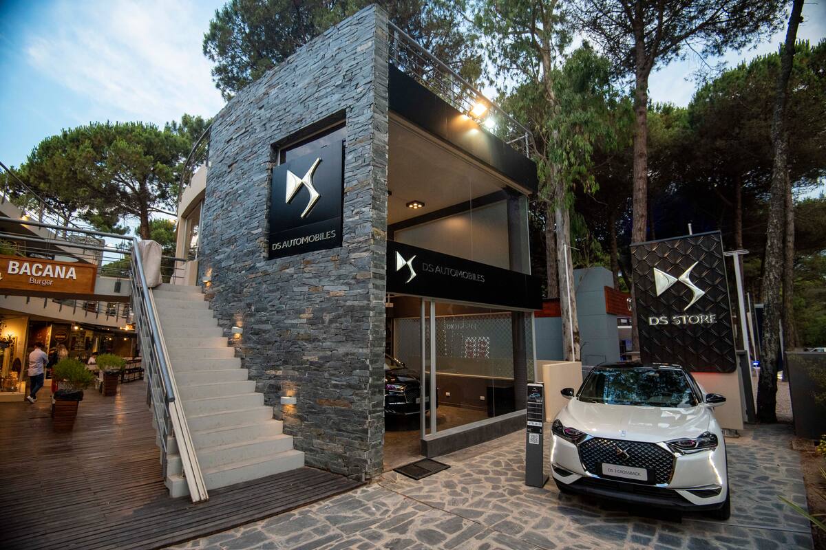 El arte y los autos de lujo se conjugan en el DS Concept Store Cariló