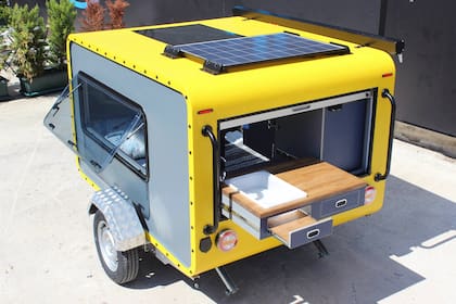 Espacio para cocinar y amplias ventanas para una iluminación ideal