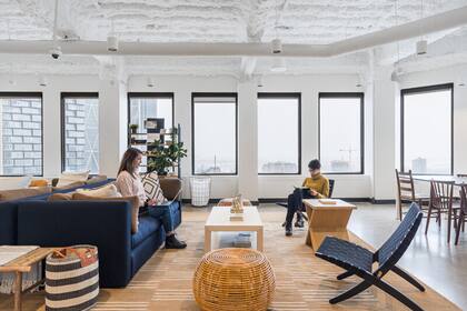 Espacios amplios para guardar la distancia social en We Work