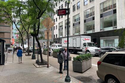 Espacios de descanso que le quitan espacio a los autos y son delimitados con enromes macetas y rocas