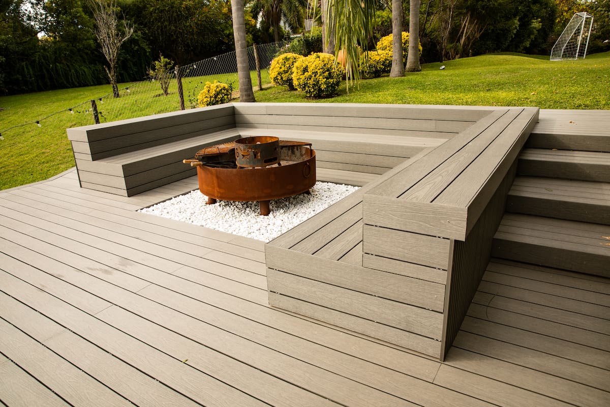 Espacios de exterior con decks ecológicos.