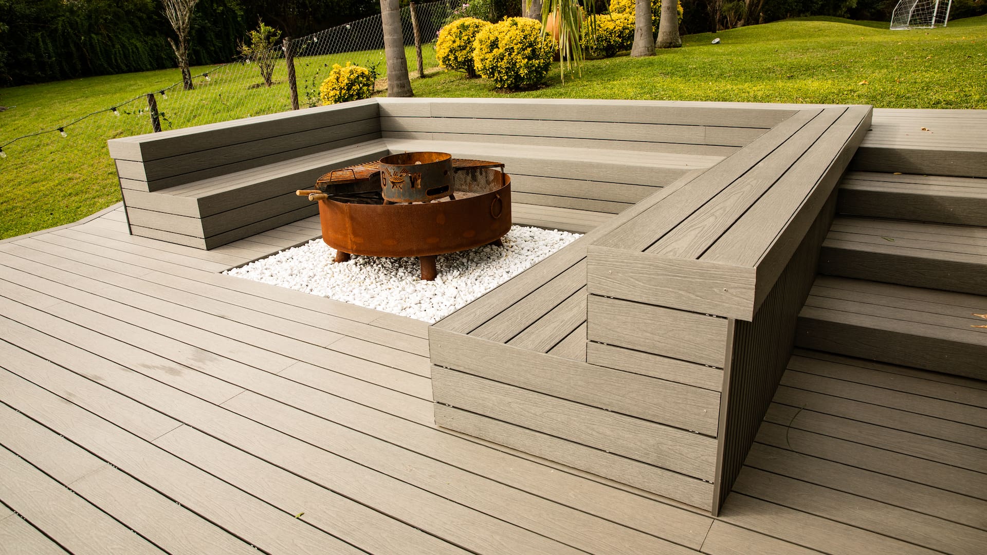 Espacios de exterior con decks ecológicos.