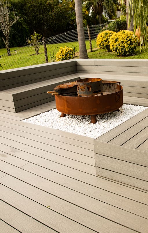 Espacios de exterior con decks ecológicos.