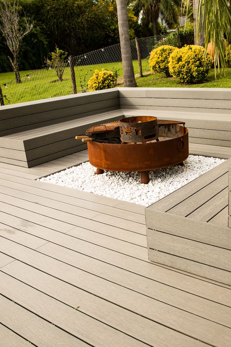 Espacios de exterior con decks ecológicos.