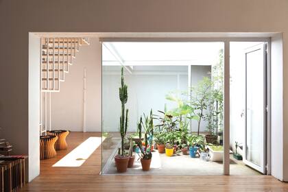 Espacios despojados y muebles de encastre diseñados por sus dueños.