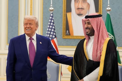Espadas doradas y caballos árabes: el príncipe heredero de Arabia Saudí da lujosa bienvenida a Trump