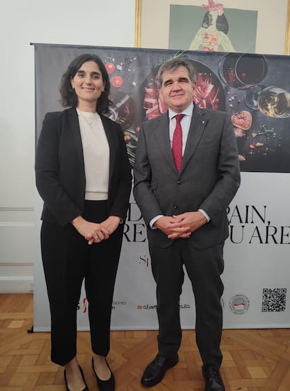 La consejera económica y comercial jefe de la Embajada de España, Paz Quesada, junto al embajador Joaquín María De Arístegui Laborde, durante la ceremonia en la que se otorgó la certificación a Casa Luis