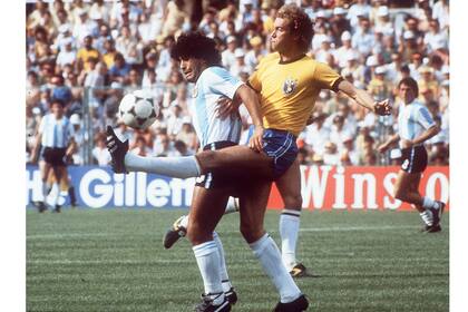 España 82, Maradona vs. Falcão, un duelo que terminaría con el Diez expulsado; con los años, el crack argentino confesaría que la patada no era para Batista, era para Falcão..., pero se confundió