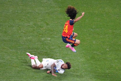 España buscará saltar las dificultades. Cucurella, en acción ante Cabo Verde (AP Foto/Jacob Kupferman)