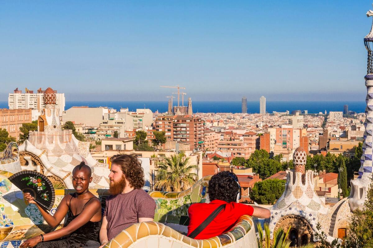 El furor por viajar en el colectivo 116 que llega hasta la entrada del famoso Park Güell, uno de los sitios más buscados de Barcelona
