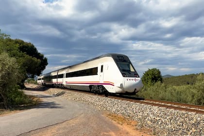 España ha construido una de las mayores redes de alta velocidad ferroviaria del mundo y la más densa en kilómetros por habitante.