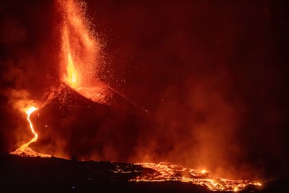 La lava fluye del volcán de La Palma, que se activó hace días atrás por primera vez en 50 años