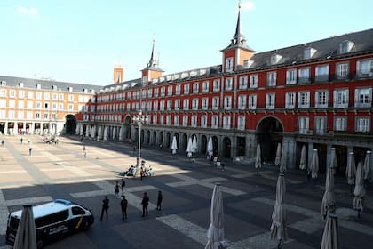 España paraliza la actividad y endurece el aislamiento