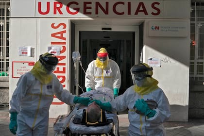 Enfermeros luchan contra la pandemia de coronavirus.