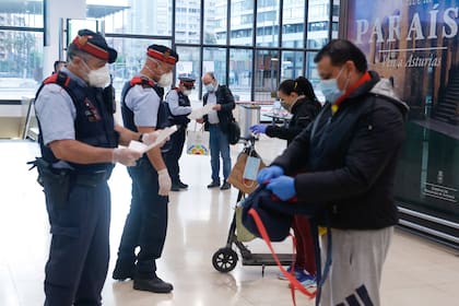 España registró una suba ligera en su número de víctimas fatales en las últimas 24 horas, continúan los controles en las calles