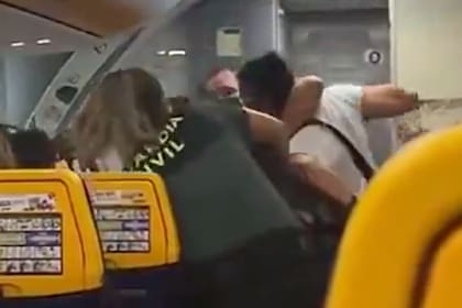 España: una luchadora de MMA agredió a dos guardias civiles durante un vuelo a Dublín