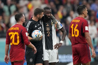 España y Alemania empataron 1-1; el arquero español, Unai Simón, parece consolar a  Antonio Rüdiger, a quien le anularon un gol por VAR por posición adelantada