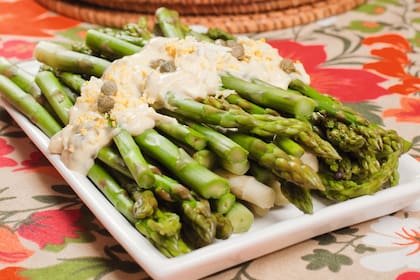Espárragos con crema de mayonesa