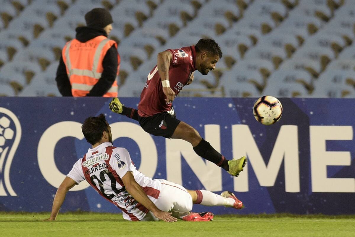 Esparza intenta rematar ante la marca de Claudio Herrera, en el Centenario