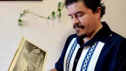Esparza leyendo "An Album of Maya Architecture" de Proskouriakoff. Allí se puede ver su dibujo de la Estructura K-5 de Piedras Negras