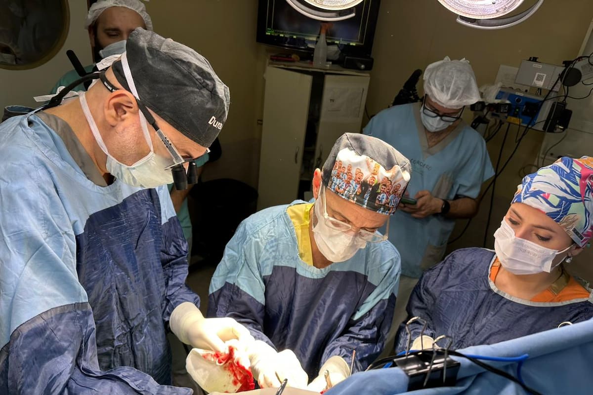 Especialistas del Hospital Petrona V. de Cordero, de San Fernando le practican una operación neurológica a un paciente despierto