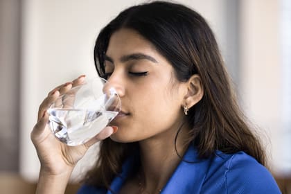 Especialistas destacan la importancia de tomar agua en días de calor extremo