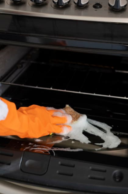 Especialistas destacan que esta mezcla ayuda a remover la grasa sin recurrir a productos químicos agresivos (Foto: Freepik)