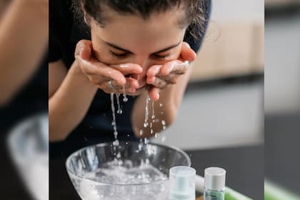 Especialistas estudiaron la importancia de lavarse la cara por la mañana (Foto Pexels)